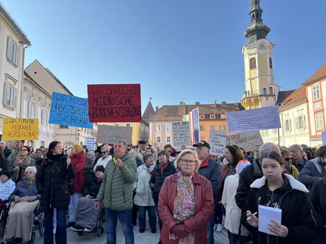 „Das LKH muss bleiben“: Bereits Anfang November wurde gegen die Pläne für den Spitalsstandort Bad Radkersburg demonstriert, am Dienstag verlagert sich der Protest nach Graz.  | Foto: MeinBezirk/Gerda Sammer-Schmidt