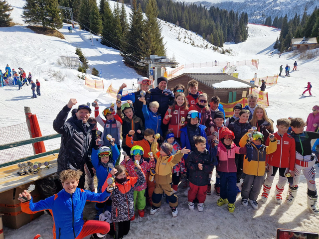 Groß war die Eitweger Freude über ihren Teamsieg 2025 im Unterkärntner RZ Pellets Nachwuchscup.  | Foto: Michael Leopold/KK
