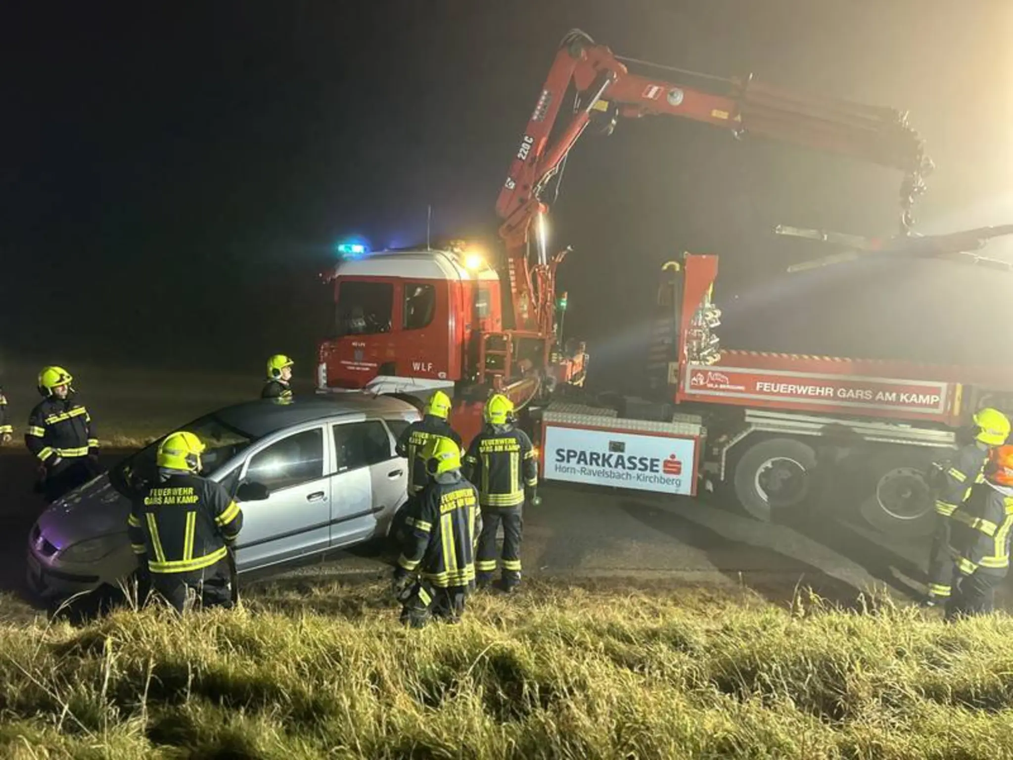 Menschenrettung bei Wolfshof: Kranbergung nach spektakulärem Unfall - Horn