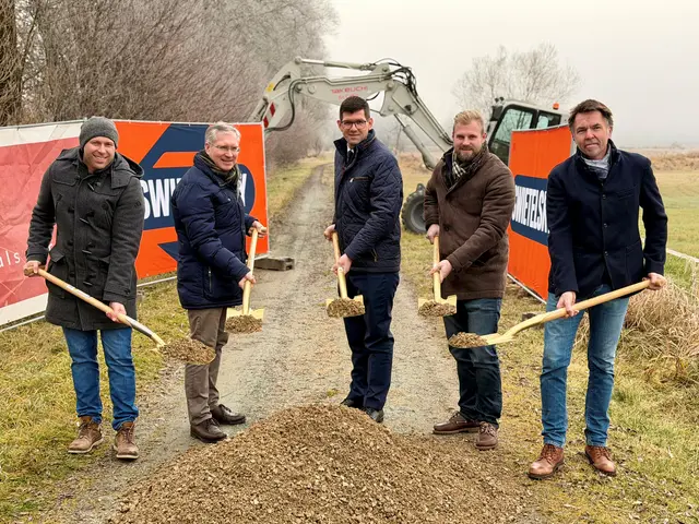 Am Foto: Daniel Kohlweiß (Stadt St. Veit), Bürgermeister Martin Kulmer, Landeshauptmann-Stv. Martin Gruber, Stadtrat Philipp Subosits, Markus Oberortner (Swietelsky)
  | Foto: Büro LH-Stv. Gruber/Gamper