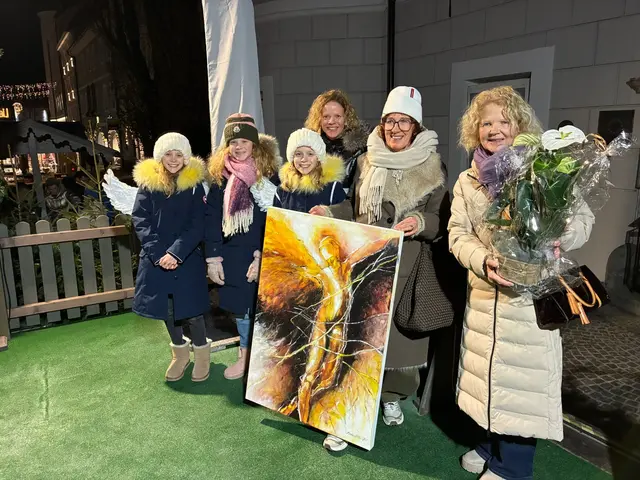 Clubschwester Anita Kloss-Brandstätter (h.) mit ihren Glücksengeln Luisa, Emilia und Viola sowie Doris Niederwieser als Vertretung der Hauptgewinnerin Bettina Saiger und Künstlerin Christa Brandstätter (v.l.). | Foto: Soroptimist Club