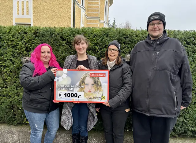 Die Mitglieder des Neukirchner Perchtenvereins "D'Zwidan Hölln Teifin" übergaben die Spende an MeinBezirk-Redakteurin Anja Kern. | Foto: MeinBezirk/B. Ebner