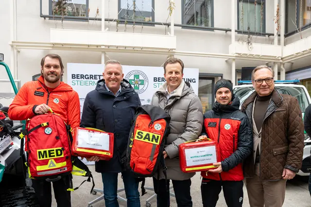 Stefan Schröck (Landesleiter Bergrettung Steiermark), Landeshauptmann Mario Kunasek, Landesrat Karlheinz Kornhäusl, Stefan Heschl (Landesarzt Bergrettung Steiermark) und der Leiter der Fachabteilung Katastrophenschutz Harald Eitner (v.l.) | Foto: Land Steiermark/Binder