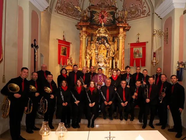 Pater Dominik bedankte sich bei den Musikanten des MV Mischendorf für die schön gestaltete Gaudete-Messe. | Foto: Anika Paul