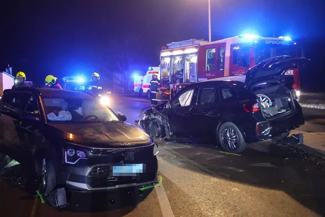 Mitten in Sipbachzell kracht ein schwarzer Kia mit einem schwarzen BMW zusammen - ein Auto landet an der Friedhofsmauer.