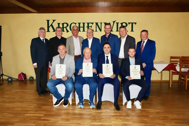 Schiedsrichter-Obmann Wolfgang Eckhardt und Bgm. Günter Müller mit Ehrengästen und den geehrten Kollegen. | Foto: Gemeinde St. Johann