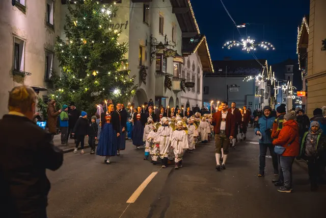 Eröffnet wurde der Operetten-Advent von der Brauchtumsgruppe Matrei am Brenner und Umgebung mit einem Fackeltanz im Marktl. | Foto: Pernsteiner