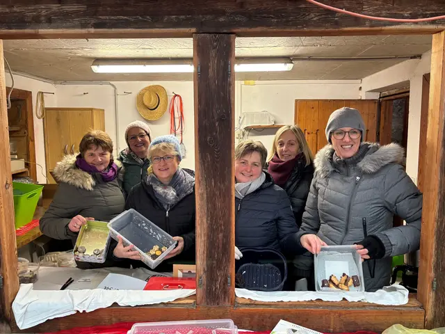 Ausverkauft: Die feine Weihnachtsbäckerei der Esternberger Bäuerinnen war auch heuer wieder in Kneiding begehrt. | Foto: Franz Gruber