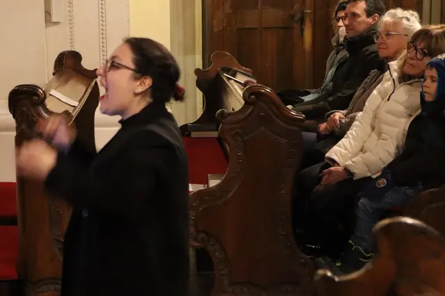 Zu temperamentvoll und deshalb nicht klar zu sehen - Chorleiterin Negin Niknejad | Foto: Gerhard Langmann