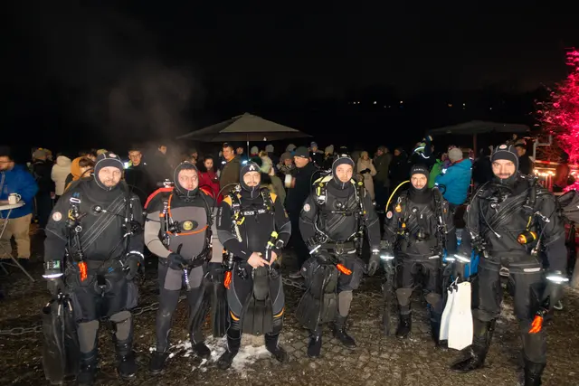 Seit mittlerweile 25 Jahren ist es beim Tauchclub Lambach Tradition, einen Christbaum am Grund der Traun aufzustellen. | Foto: Tauchclub Lambach