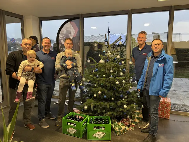 Alljährliche Christbaumspende: Ortsobmann Gemeinderat Rainer Deischinger (2. v. l.) und der Kommandant der FF Gallneukirchen Markus Plank (3. v. l.) samt Nachwuchs. | Foto: FPÖ UU