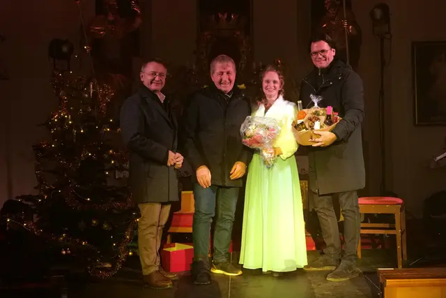 v.l.n.r. Vizebürgermeister Eduard Sanda, Vater Walter Högl, Sandra Högl und Bürgermeister Bernhard Heinl | Foto: Marktgemeinde Michelhausen