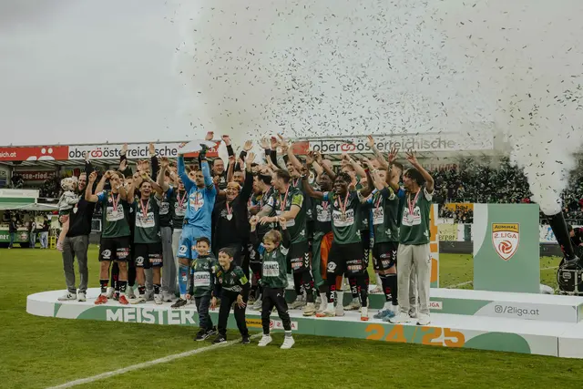 Der Moment, auf den der ganze Verein gewartet hat: Die Trophäe gehört nun den Wikingern. | Foto: eventflix/Lara Mayer