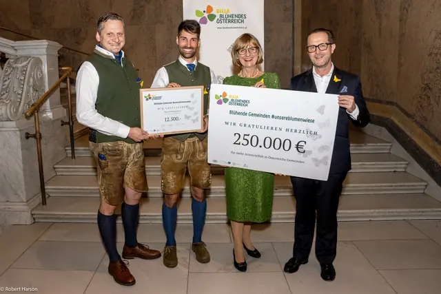 Bernhard Takacs und Christian Toth von der Jägerschaft Heiligenkreuz nahmen den Check von 12.500 Euro von "Billa Blühendes Österreich" in Wien entgegen.  | Foto: Robert Harson