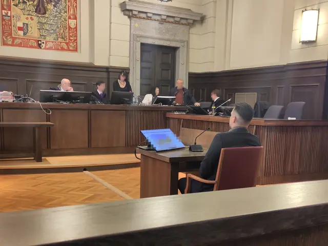 Der Angeklagte nahm kurz vor Verhandlungsbeginn vor dem Richter platz. | Foto: privat