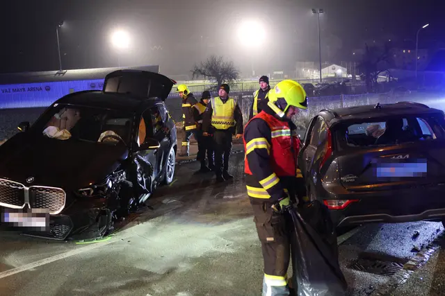 Mitten in Sipbachzell kracht ein schwarzer Kia mit einem schwarzen BMW zusammen - ein Auto landet an der Friedhofsmauer.