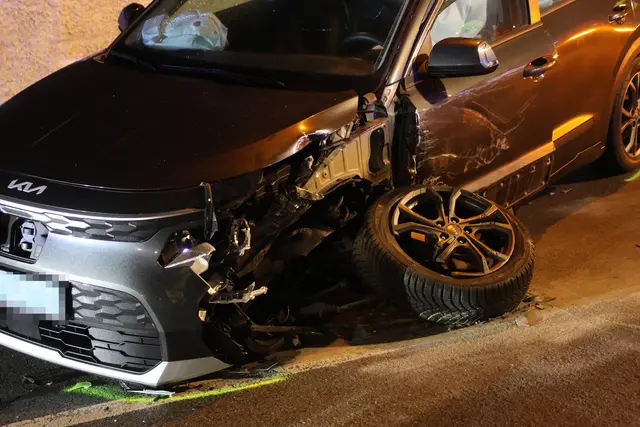 Mitten in Sipbachzell kracht ein schwarzer Kia mit einem schwarzen BMW zusammen - ein Auto landet an der Friedhofsmauer.