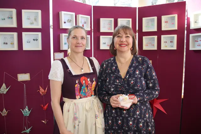 Origami: Maria Staudinger und Christina König im Gemeindesaal.