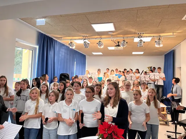 In zahlreichen Stationen konnten die Besucherinnen und Besucher sowie die vielen Volksschülerinnen und Volksschüler schließlich erleben, wie die neu gestalteten Räumlichkeiten im schulischen Alltag mit Leben erfüllt werden. | Foto: Mader