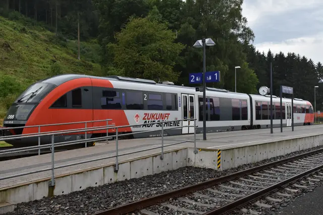 Zug am Bahnhof Grein - Bad Kreuzen. Archivbild. | Foto: Robert Zinterhof