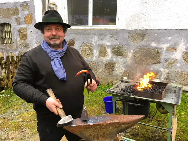 Tradition: Schlossermeister Franz Götzendorfer aus Suben fertigt schmiedeeiserne „Glücksbringer“ am offenen Feuer.