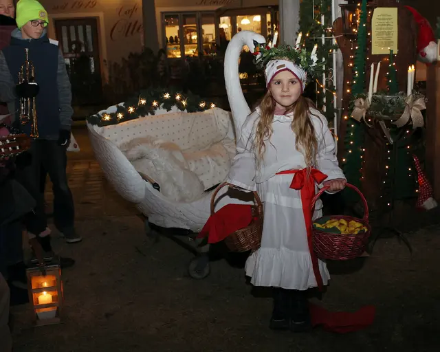 Sigrid Bergmanns Urenkelin Lyja schlüpfte in die Rolle der Lucia. | Foto: H. Klein