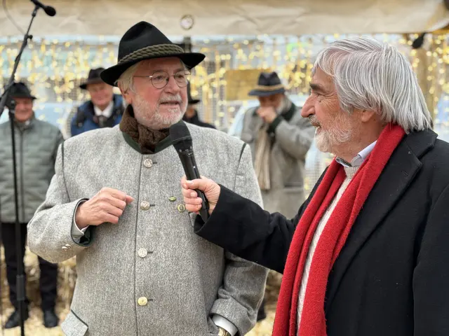 Peter Paul Wogg (li.) vom steirischen Jägerchor im Gespräch mit Peter Gerstmann | Foto: MeinBezirk/Helmut Riedl