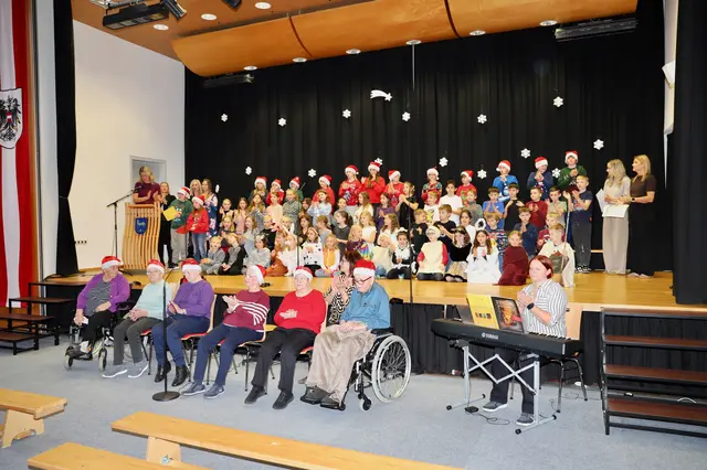 Die Schülerinnen und Schüler der Volksschule St. Johann und der Föhrenhof-Chor stimmten die vielen Gäste auf das Weihnachtsfest ein. | Foto: Gemeinde St. Johann