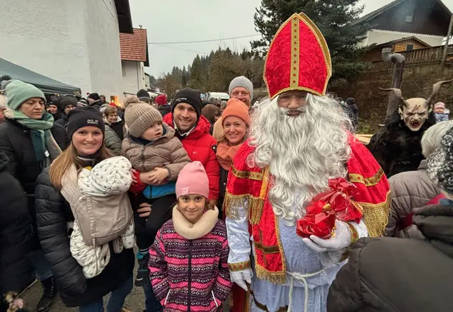 Diese beiden Andorfer Familien freuten sich auch über das besondere Ambiente beim Kneidinger Weihnachtsmarkt. Den Kleinen gefiel natürlich, wie könnte es anders sein, der Besuch des Heiligen Nikolaus. | Foto: Franz Gruber