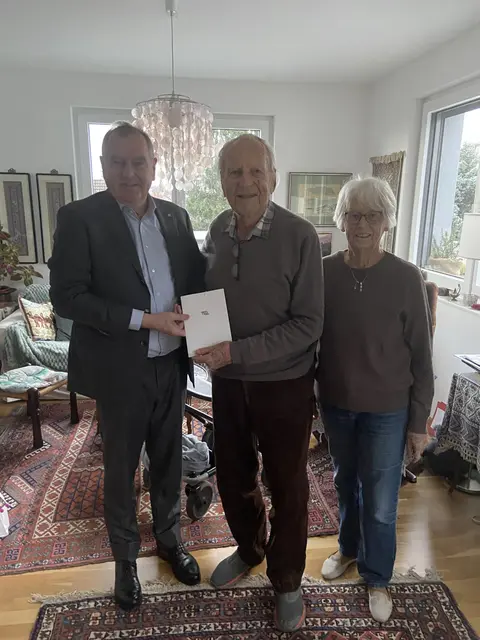 Friedrich Ragette feierte seinen 95er. Franz Dinhobl gratulierte | Foto: Stadt Wiener Neustadt/Weller