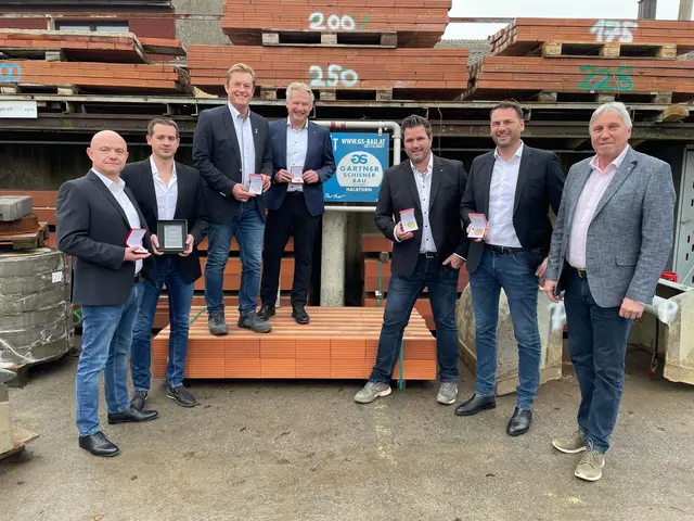 Herzliche Gratulation: Baumeister Josef Wilkovits, Wilhelm Talos, Baumeister Hannes Gartner, Wilfried Gartner, Bautechniker Thomas Sack, Baumeister Michael Kurzmann mit Landesinnungsmeister Kommerzialrat Bernhard Breser. | Foto: WKB