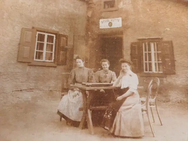 Katharina Mattle mit ihren beiden Schwestern (v.r.). | Foto: Monika Hammerl