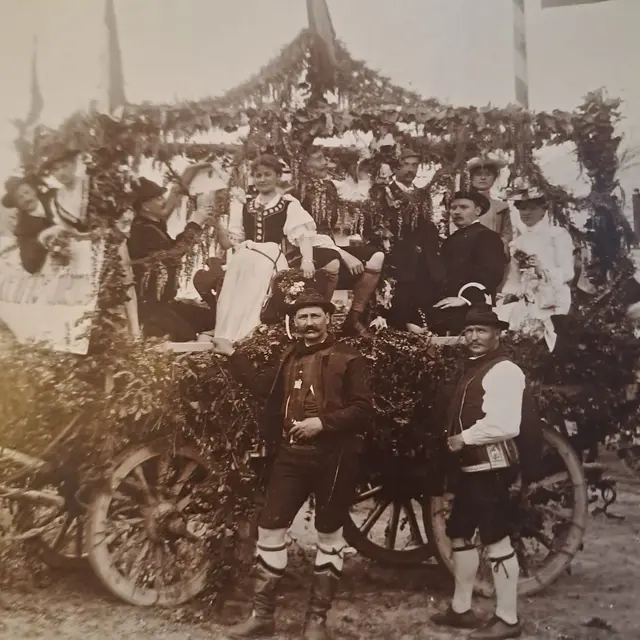 Katharina Mattle auf dem Festwagen der Wirte aus Untermais/Meran (4.v.l.) | Foto: Monika Hammerl