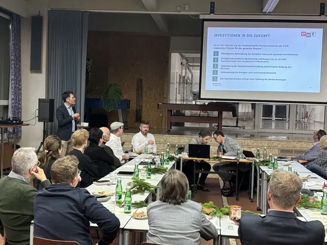 Sebastian Freier (hinten links, stehend) präsentierte dem Gemeinderat die Pläne für die Zukunft. | Foto: MeinBezirk/Günther Reichel