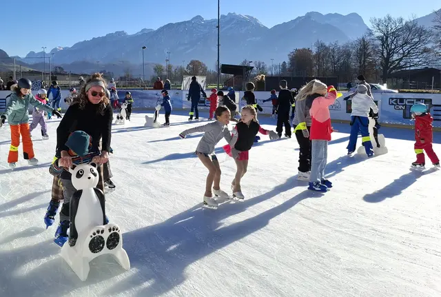 Der Eislaufplatz kommt bei Groß und Klein bestens an. | Foto: Josef Wind