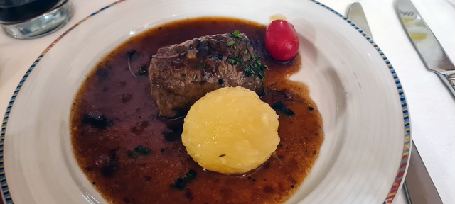 Weniger ist mehr. Statt alle Beilagen (wie Salat oder Blaukraut) auf den Teller zu packen, lieber auf separate Schüssel und Teller setzen. So sieht das Gericht auch gleich viel festlicher aus.  | Foto: sm