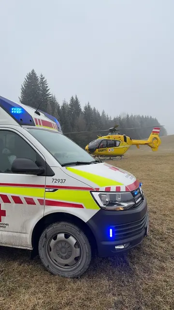 In Gasen stürzte ein 23-Jähriger mit seinem Traktor über eine Böschung. | Foto: F. Zwanzger/Rotes Kreuz Stmk.