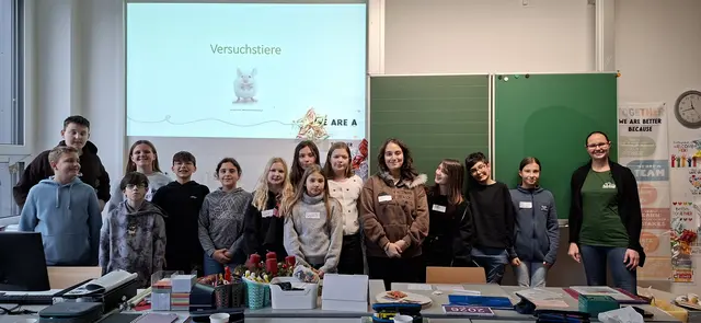 Die Schülerinnen und Schüler der Mittelschule Voitsberg mit Claudia Tatzl von "Tierschutz macht Schule". | Foto: Plos/MS Voitsberg
