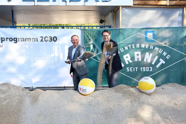 Spatenstich vor dem Höpflerbad mit Gerald Bischof (l.) und Jürgen Czernohorszky (beide SPÖ). | Foto: Stadt Wien/Martin Votava