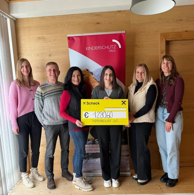 Dekanatsjugend Sillian und Lienz konnte einen Betrag von 1.280 Euro an das Kinderschutzzentrum Lienz überreichen. | Foto: Dekanatsjugend