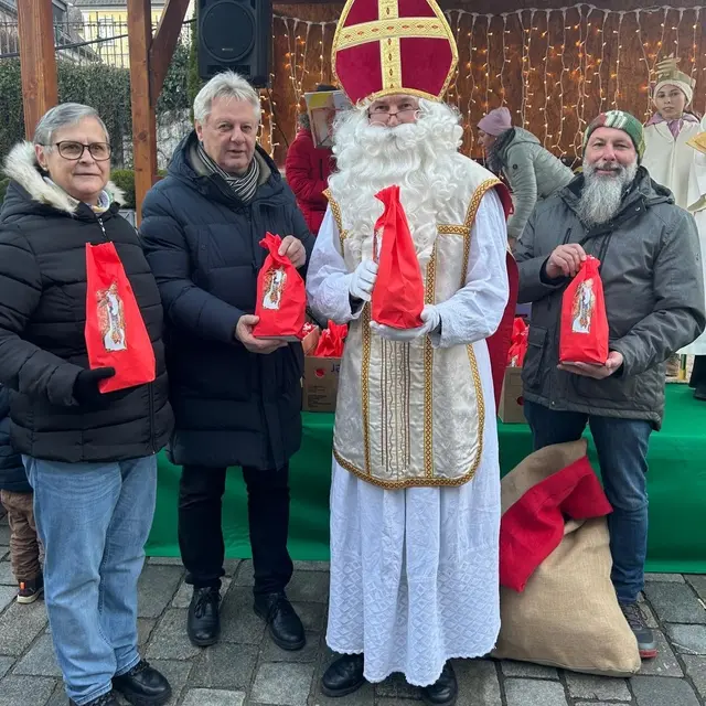 Gemeinderatsmitglieder Hannes  Burgstaller und Irgmard Hartlieb mit Bürgermeister Leopold Astner und dem Nikolaus am Hermagorer Adventmarkt. | Foto: Privat