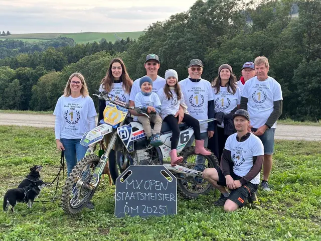 Pascal Rauchenecker mit seinen Unterstützern und seiner Familie. | Foto: Rauchenecker