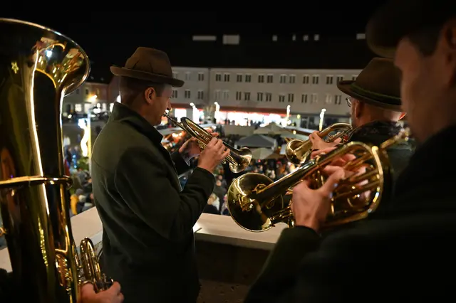 Die Musiker spielen an allen Ecken des Platzes. | Foto: Stadtgemeinde