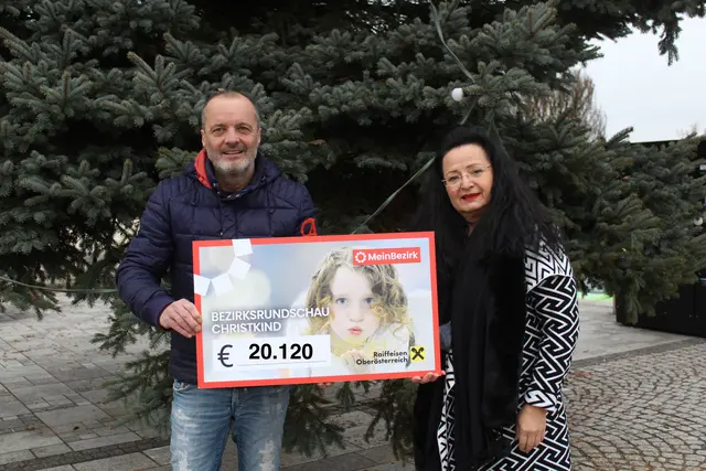 MeinBezirk-Perg-Geschäftsstellenleiter Fritz Huber konnte an Susanna Astleitner 20.120 Euro übergeben. Sie nahm die Spende stellvertretend für Sohn Niklas Astleitner entgegen. | Foto: MeinBezirk Perg/Köck