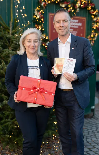Die Stadt Salzburg und Arbeiterkammer Salzburg unterstützen Bedürftige mit Essens-Gutscheinen. Im Bild: Sozialstadträtin Andrea Brandner und AK-Präsident Peter Eder | Foto: Stadt Salzburg/Peter Eder