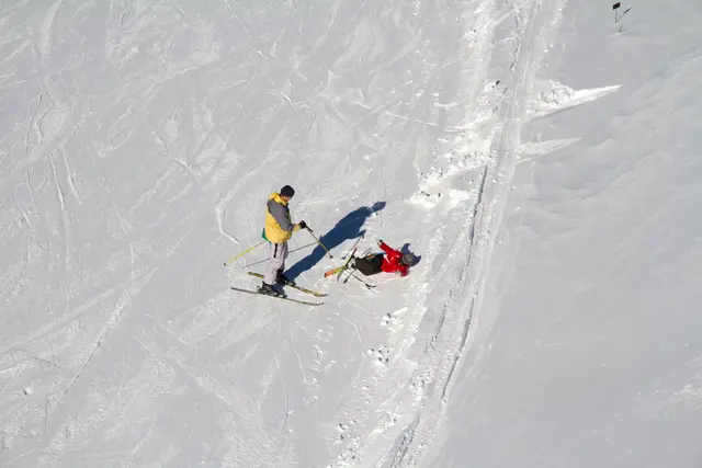 Ein nachfolgender Skifahrer habe Erste Hilfe geleistet. (Symbolfoto) | Foto: stock.adobe.com/at/ Vasily Merkushev 