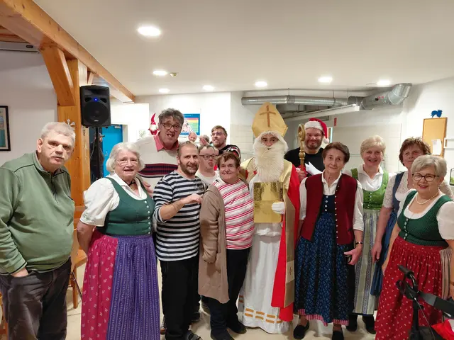 Die Klienten der Lebenshilfe freuen sich über den Besuch der GOlhaubenfrauen mti dem Nikolaus. | Foto: Goldhauben und Kopftuchgruppe Regau