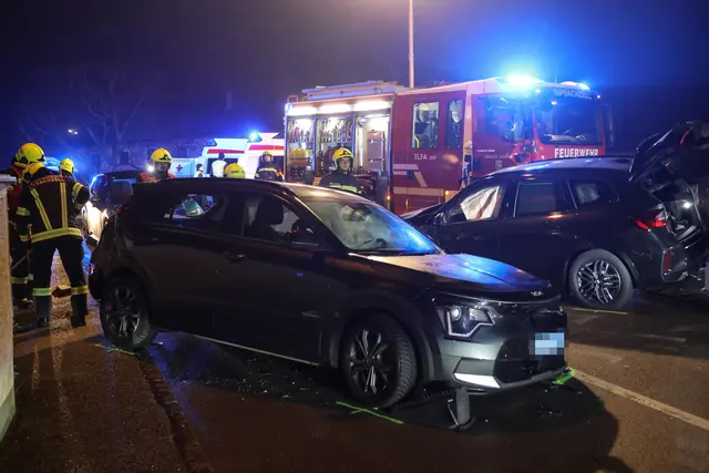 Mitten in Sipbachzell kracht ein schwarzer Kia mit einem schwarzen BMW zusammen - ein Auto landet an der Friedhofsmauer.