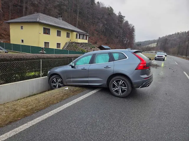 Verkehrsunfall in Krumbach: Ein PKW war aus bislang unbekannter Ursache von der Fahrbahn abgekommen. | Foto: Hannes Reithofer/ FF  Krumbach