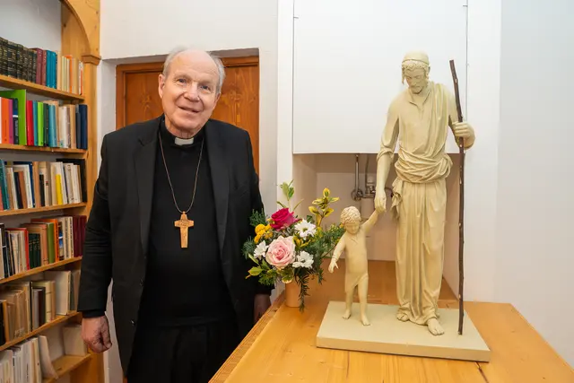 Kardinal Christoph Schönborn hat MeinBezirk sein neues Zuhause im 20. Bezirk gezeigt. | Foto: Valentina Marinelić/MeinBezirk